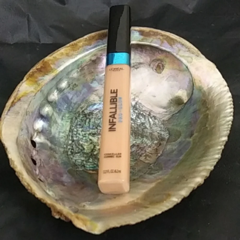 L'Oreal Infallible Pro Glow Concealer Shade 05 Color Sand Beige